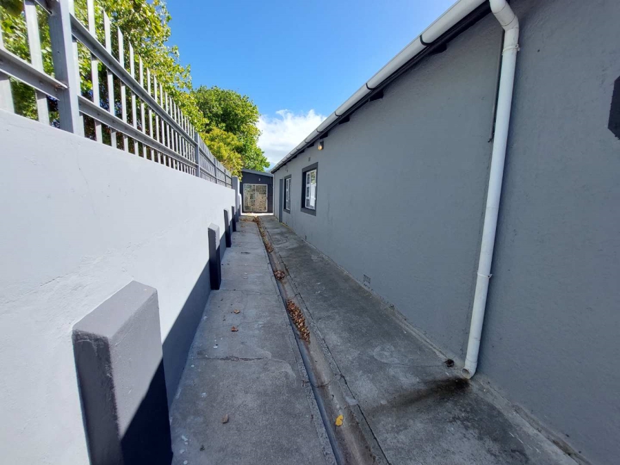 To Let 2 Bedroom Property for Rent in Lansdowne Western Cape